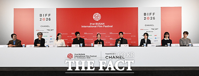 김종관 감독과 배우 김민하, 주종혁, 한선화, 장률, 심은경, 전소영, 김동휘(왼쪽부터)가 6일 오후 부산 해운대구 영화의전당에서 열린 '제31회 부산국제영화제(BIFF)' 개막작 '낮과 밤은 서로에게' 기자회견에 참석해 기념 촬영을 하고 있다. /부산=김성렬 기자