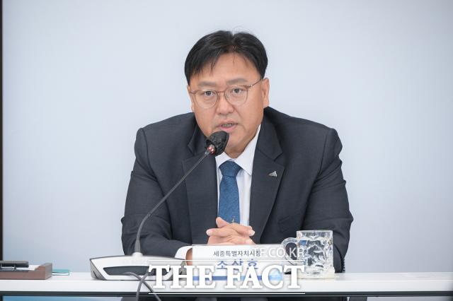 조상호 세종시장이 6일 시청 대회의실에서 열린 확대간부회의에서 주개를 하고 있다. /세종시