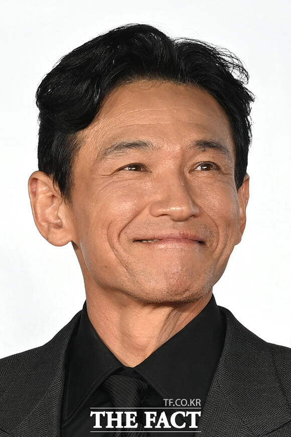 배우 황정민이 6일 오후 부산 해운대구 영화의전당에서 열린 '제31회 부산국제영화제(BIFF)' 개막식에 참석해 레드카펫을 밟고 있다. /부산=김성렬 기자
