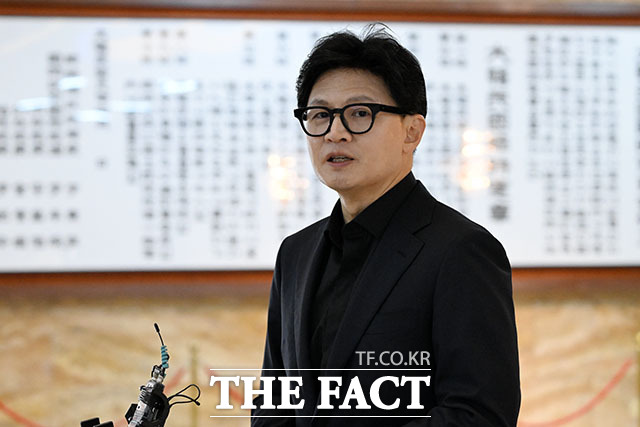 선명한 대여 투쟁이 지지층의 호응을 끌어내는 데 도움이 됐다는 평가와 함께, 향후 대권주자로서 입지를 넓히기 위해선 보다 폭넓은 리더십을 보여줄 필요가 있다는 시각도 있다. 사진은 한동훈 무소속 의원이 지난달 11일 오후 서울 여의도 국회 로텐더홀에서 기자회견을 하고 있는 모습. /서예원 기자