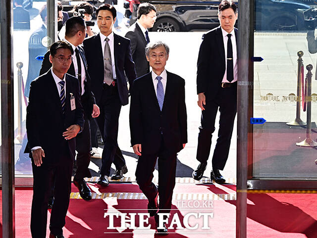조희대 대법원장이 6일 오전 서울 여의도 국회 법제사법위원회에서 열리는 대법원에 대한 국정감사에 출석하기 위해 이동하고 있다. /국회=배정한 기자