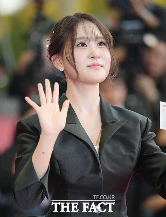 가수 김다현이 6일 오후 부산 해운대구 영화의전당에서 열린 '제31회 부산국제영화제(BIFF)'에 참석해 레드카펫을 밟고 있다. /부산=박헌우 기자