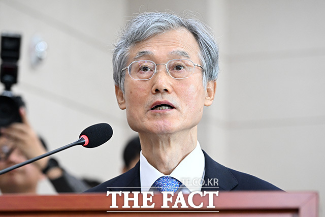 대법원 등에 대한 국정감사에 출석해 생각에 잠긴 조 대법원장(가운데).