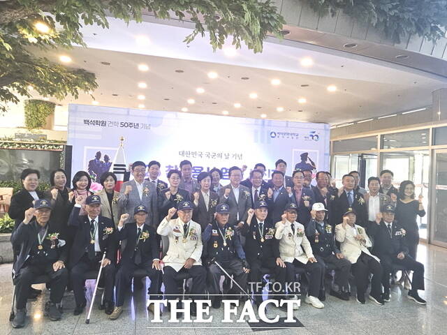 천안시청 로비에서 열린 ‘6·25 참전용사 영웅사진전’ 개막식 후 장기수 시장, 오평근 지회장, 이경직 총장과 참전용사 및 유가족 등 참석자 전원이 함께 기념촬영을 하고 있다. /정효기 기자