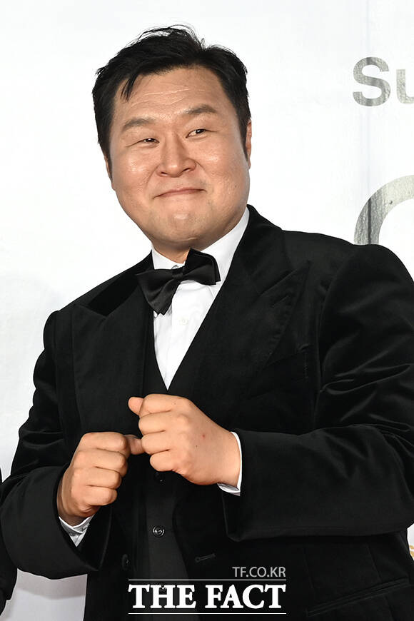 배우 윤경호가 6일 오후 부산 해운대구 영화의전당에서 열린 '제31회 부산국제영화제(BIFF)' 개막식에 참석해 레드카펫을 밟고 있다. /부산=김성렬 기자