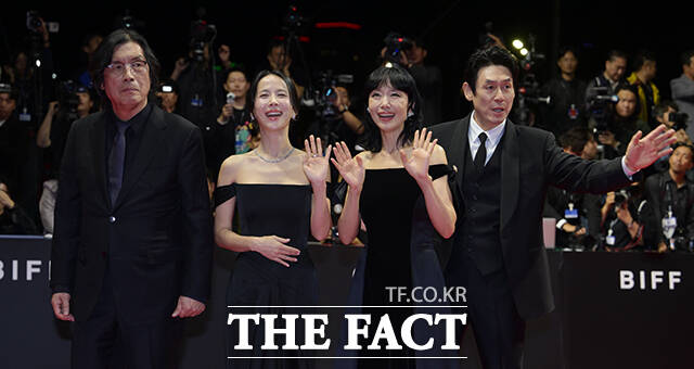 이창동 감독과 배우 조여정, 전도연, 설경구(왼쪽부터)가 6일 오후 부산 해운대구 영화의전당에서 열린 '제31회 부산국제영화제(BIFF)'에 참석해 레드카펫을 밟고 있다. /부산=박헌우 기자