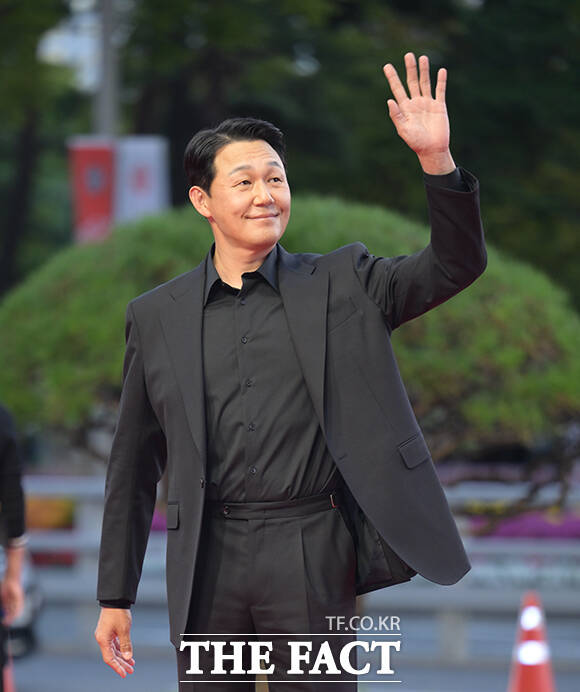 배우 박성웅이 6일 오후 부산 해운대구 영화의전당에서 열린 '제31회 부산국제영화제(BIFF)'에 참석해 레드카펫을 밟고 있다. /부산=박헌우 기자