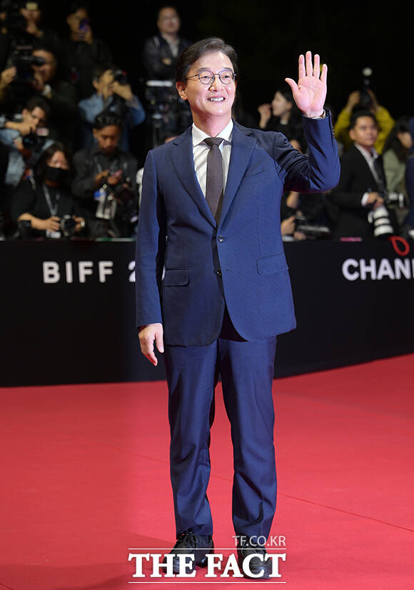 전재수 부산시장이 6일 오후 부산 해운대구 영화의전당에서 열린 '제31회 부산국제영화제(BIFF)'에 참석해 레드카펫을 밟고 있다. /부산=박헌우 기자