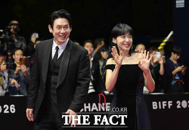 이창동 감독과 배우 조여정, 전도연, 설경구(왼쪽부터)가 6일 오후 부산 해운대구 영화의전당에서 열린 '제31회 부산국제영화제(BIFF)'에 참석해 레드카펫을 밟고 있다. /부산=박헌우 기자