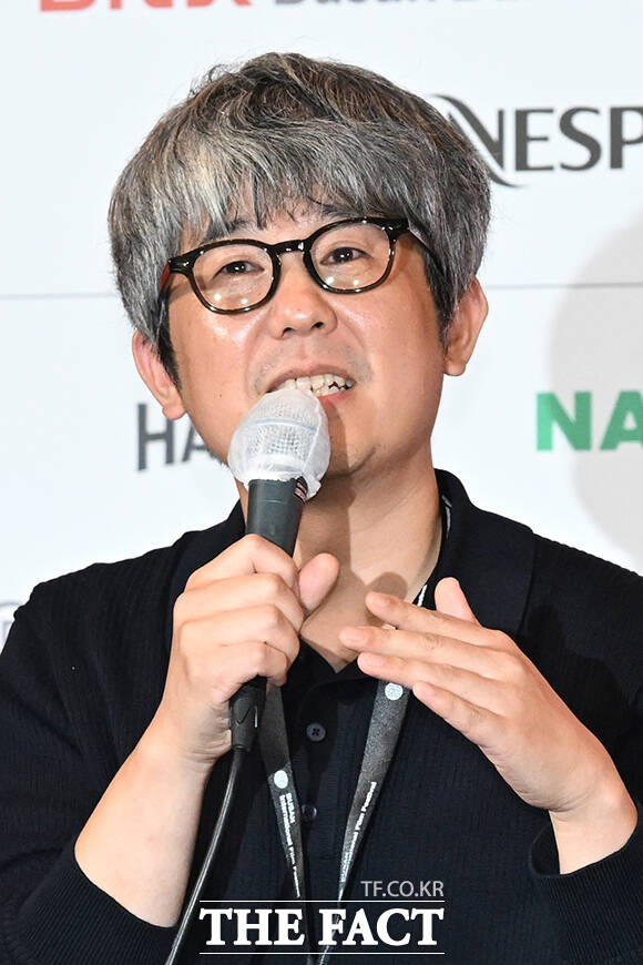 김종관 감독과 배우 김민하, 주종혁, 한선화, 장률, 심은경, 전소영, 김동휘(왼쪽부터)가 6일 오후 부산 해운대구 영화의전당에서 열린 '제31회 부산국제영화제(BIFF)' 개막작 '낮과 밤은 서로에게' 기자회견에 참석해 기념 촬영을 하고 있다. /부산=김성렬 기자