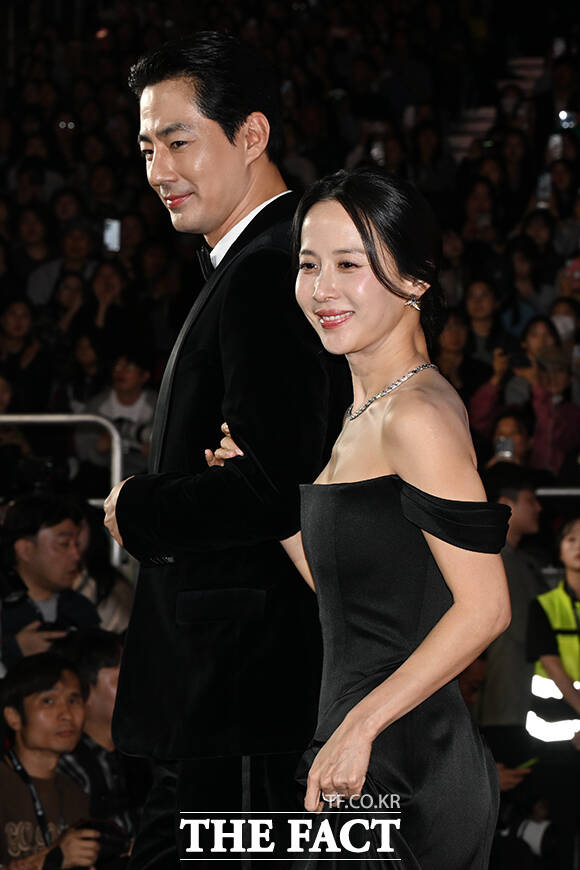 배우 조인성과 조여정, 설경구, 전도연, 이창동 감독(왼쪽부터)이 6일 오후 부산 해운대구 영화의전당에서 열린 '제31회 부산국제영화제(BIFF)' 개막식에 참석해 레드카펫을 밟고 있다. /부산=김성렬 기자