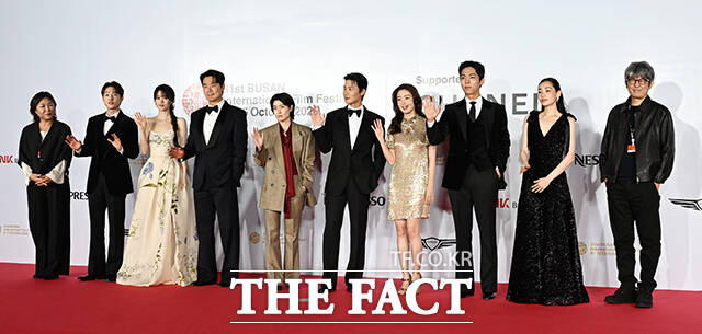 영화 '낮과 밤은 서로에게' 제작자 백경숙과 배우 김동휘, 전소영, 이희준, 심은경, 장률, 한선화, 주종혁, 김민하, 김종관 감독(왼쪽부터)이 6일 오후 부산 해운대구 영화의전당에서 열린 '제31회 부산국제영화제(BIFF)' 개막식에 참석해 레드카펫을 밟고 있다. /부산=김성렬 기자