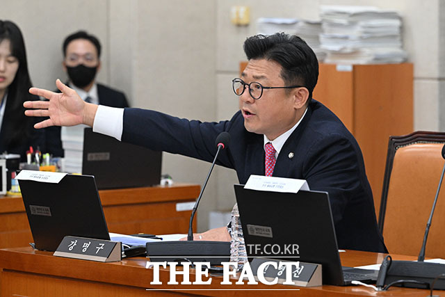 국회 행정안전위원회 야당 간사인 강명구 국민의힘 의원(가운데)이 6일 오전 서울 여의도 국회에서 열린 행정안전위원회 국정감사에서 의사진행 발언에 항의하고 있다. /국회=서예원 기자