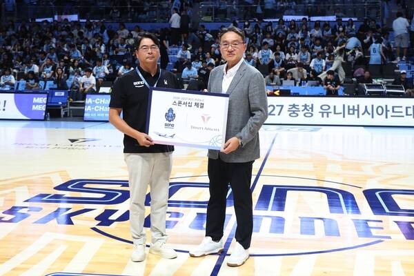 트리니티항공이 고양 소노 스카이거너스 농구단과 KBL 2026-2027 시즌 메인 스폰서십을 체결했다. 고양 소노 아레나에서 이상윤 트리니티항공 대표이사(우)와 이기완 소노 스카이거너스 프로농구단 단장(좌)이 메인 스폰서십 협약식을 진행한 뒤 기념사진을 촬영하는 모습 / 트리니티항공