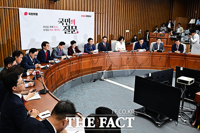 정점식 국민의힘 원내대표(가운데)가 6일 오전 서울 여의도 국회에서 열린 국정감사대책회의에 참석해 모두발언을 하고 있다. /국회=배정한 기자