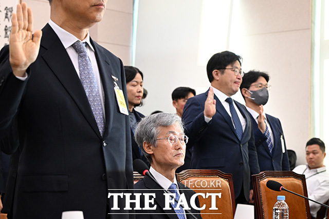 [더팩트ㅣ국회=남용희 기자] 조희대 대법원장이 6일 오전 서울 여의도 국회 법제사법위원회에서 열린 대법원 등에 대한 국정감사에 출석해 증인선서를 거부한 채 좌석에 앉아 있다.