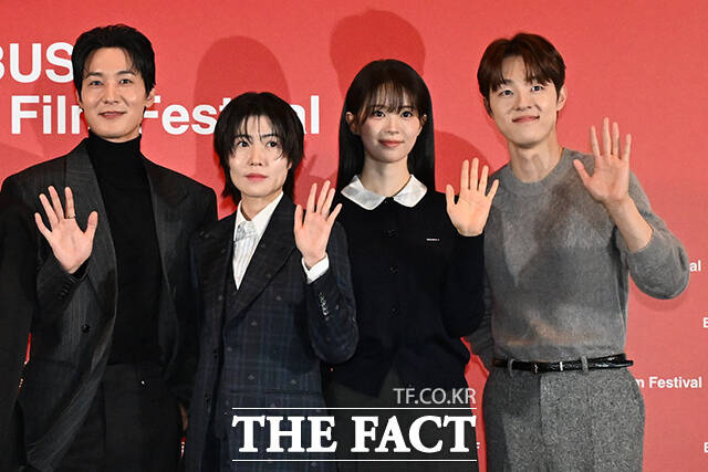 김종관 감독과 배우 김민하, 주종혁, 한선화, 장률, 심은경, 전소영, 김동휘(왼쪽부터)가 6일 오후 부산 해운대구 영화의전당에서 열린 '제31회 부산국제영화제(BIFF)' 개막작 '낮과 밤은 서로에게' 기자회견에 참석해 기념 촬영을 하고 있다. /부산=김성렬 기자