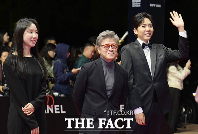 홍상수 감독의 신작 '눈 둘 데가 없네'의 배우 박미소와 권해효, 신석호(왼쪽부터)가 6일 오후 부산 해운대구 영화의전당에서 열린 '제31회 부산국제영화제(BIFF)'에 참석해 레드카펫을 밟고 있다. /부산=박헌우 기자