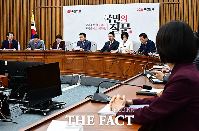 정점식 국민의힘 원내대표(가운데)가 6일 오전 서울 여의도 국회에서 열린 국정감사대책회의에 참석해 모두발언을 하고 있다. /국회=배정한 기자