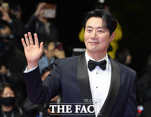 배우 이희준과 김민하, 김다민 감독, 배우 윤경호(왼쪽부터)가 6일 오후 부산 해운대구 영화의전당에서 열린 '제31회 부산국제영화제(BIFF)'에 참석해 레드카펫을 밟고 있다. /부산=박헌우 기자