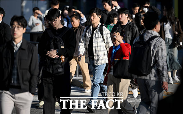 아침 최저기온이 3도까지 떨어진 6일 오전 서울 마포구 디지털미디어시티역 인근에서 시민들이 외투를 입고 출근하고 있다. /박상민 기자
