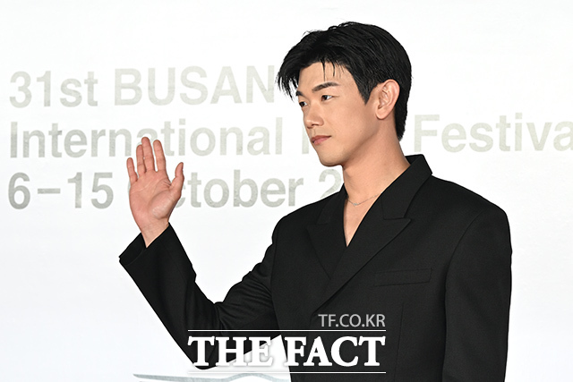 가수 에릭남이 6일 오후 부산 해운대구 영화의전당에서 열린 '제31회 부산국제영화제(BIFF)' 개막식에 참석해 레드카펫을 밟고 있다. /부산=김성렬 기자