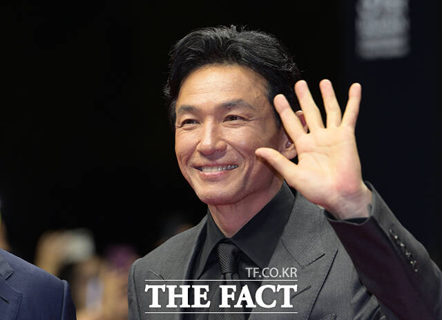 배우 조인성과 음문석, 나홍진 감독, 배우 황정민(왼쪽부터)이 6일 오후 부산 해운대구 영화의전당에서 열린 '제31회 부산국제영화제(BIFF)'에 참석해 레드카펫을 밟고 있다. /부산=박헌우 기자