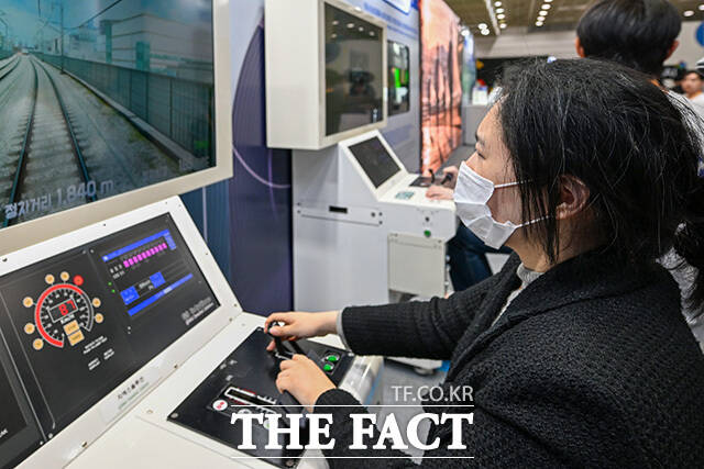 참가 업체 관계자가 AI 로봇을 조종하고 있다.