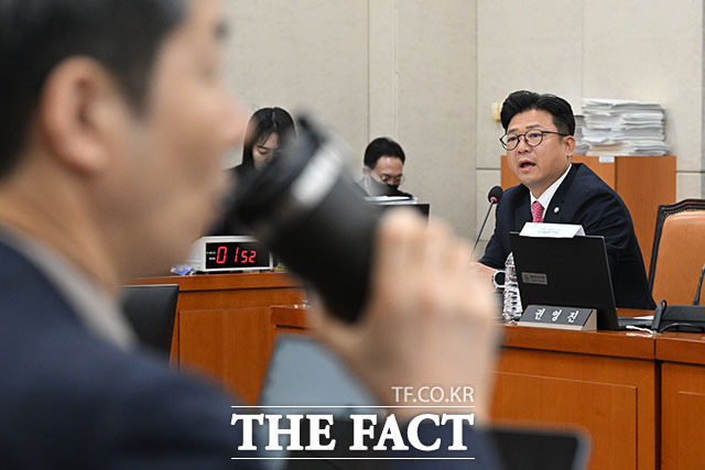 국회 행정안전위원회 야당 간사인 강명구 국민의힘 의원(가운데)이 6일 오전 서울 여의도 국회에서 열린 행정안전위원회 국정감사에서 의사진행 발언에 항의하고 있다. /국회=서예원 기자