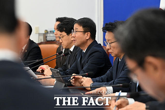 한병도 더불어민주당 원내대표(가운데)가 6일 오전 서울 여의도 국회에서 열린 국정감사 대책회의에서 발언을 하고 있다. /국회=서예원 기자