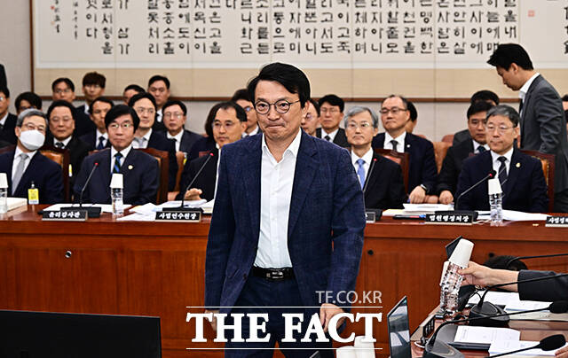 김의겸 법사위 여당 간사가 6일 오전 서울 여의도 국회 법제사법위원회에서 열린 대법원 등에 대한 국정감사에 참석해 기관증인들과 인사를 하던 중 조희대 대법원장을 지나치고 있다. /국회=배정한 기자