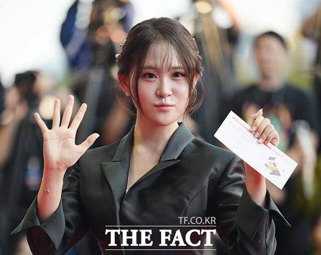 가수 김다현이 6일 오후 부산 해운대구 영화의전당에서 열린 '제31회 부산국제영화제(BIFF)'에 참석해 레드카펫을 밟고 있다. /부산=박헌우 기자