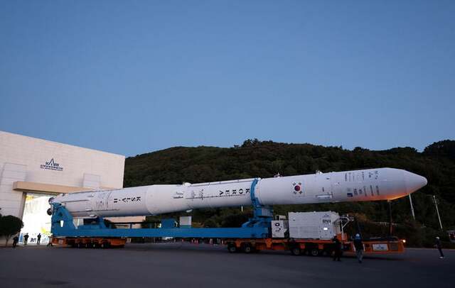 한국형 발사체 누리호가 6일 5차 발사를 위해 전남광주 고흥 나로우주센터 종합조립동에서 발사대로 이송되고 있다. /한국항공우주연구원