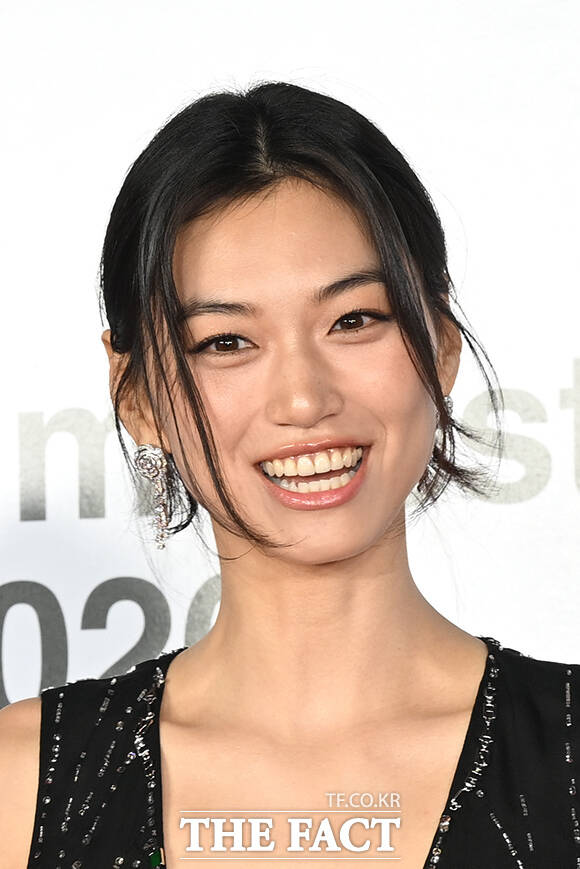 배우 김도연이 6일 오후 부산 해운대구 영화의전당에서 열린 '제31회 부산국제영화제(BIFF)' 개막식에 참석해 레드카펫을 밟고 있다. /부산=김성렬 기자