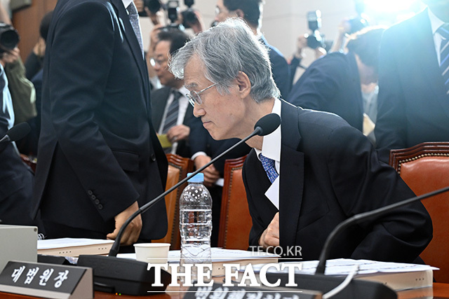 대법원 등에 대한 국정감사 정회 후 자리에서 일어나는 조 대법원장.