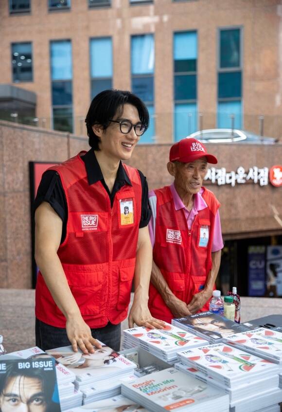 배우 엄태구(왼쪽)가 노숙인 자립을 돕는 매거진 '빅이슈'의 일일 판매 도우미 '빅돔'으로 참여한다./빅이슈코리아