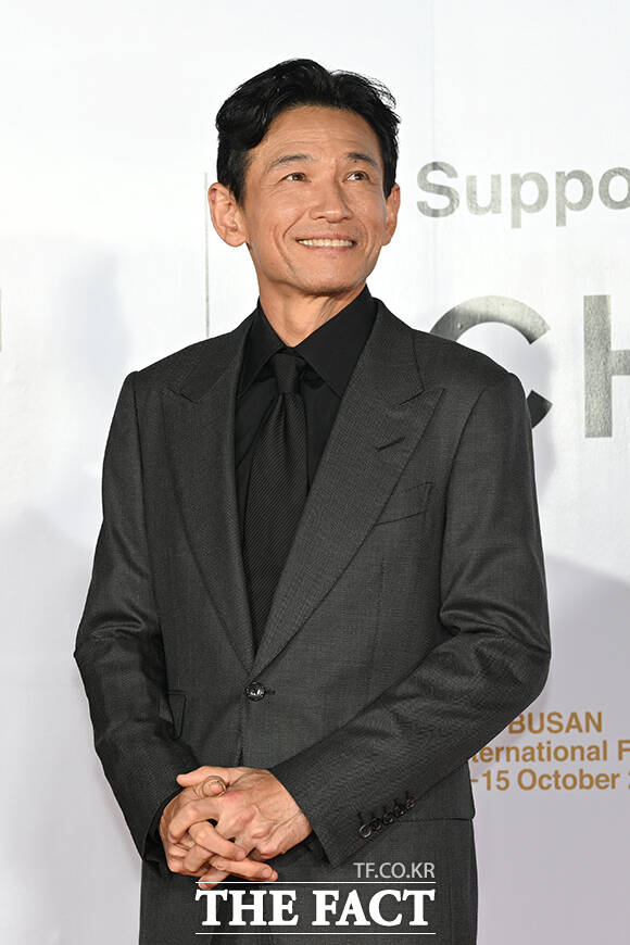 배우 황정민이 6일 오후 부산 해운대구 영화의전당에서 열린 '제31회 부산국제영화제(BIFF)' 개막식에 참석해 레드카펫을 밟고 있다. /부산=김성렬 기자