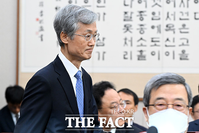 대법원 등에 대한 국정감사에 출석해 생각에 잠긴 조 대법원장(가운데).