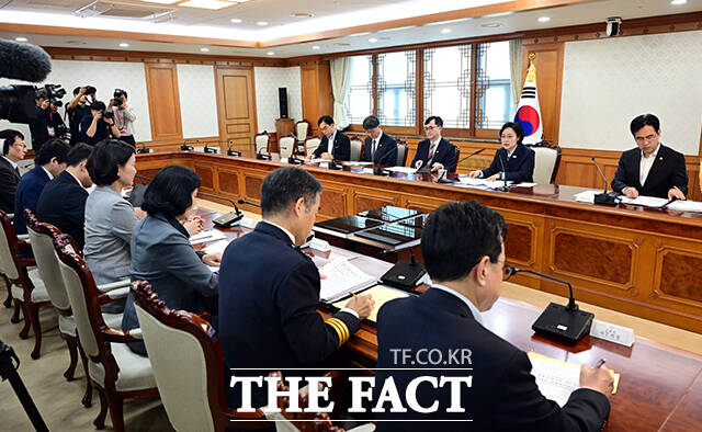 한성숙 국무총리가 6일 오전 서울 종로구 정부서울청사에서 열린 금융.공공기관 개인정보 유출 관련 회의에 참석해 모두발언을 하고 있다. /임영무 기자