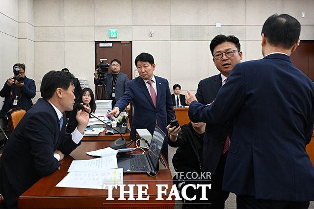 국회 행정안전위원회 야당 간사인 강명구 국민의힘 의원(가운데)이 6일 오전 서울 여의도 국회에서 열린 행정안전위원회 국정감사에서 의사진행 발언에 항의하고 있다. /국회=서예원 기자