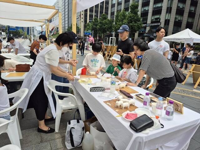 서울 종로구는 오는 17일 서울공예박물관 공예마당에서 '2026 북촌공방축제'를 연다고 6일 밝혔다. 사진은 지난해 열린 북촌공방축제 모습. /종로구
