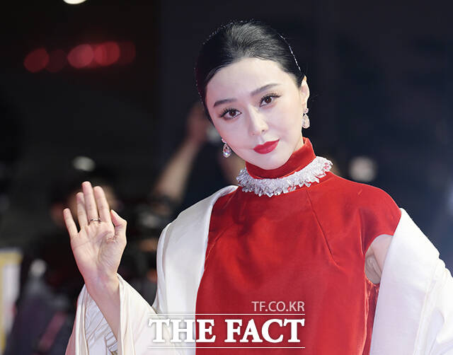 배우 판빙빙이 6일 오후 부산 해운대구 영화의전당에서 열린 '제31회 부산국제영화제(BIFF)'에 참석해 레드카펫을 밟고 있다. /부산=박헌우 기자