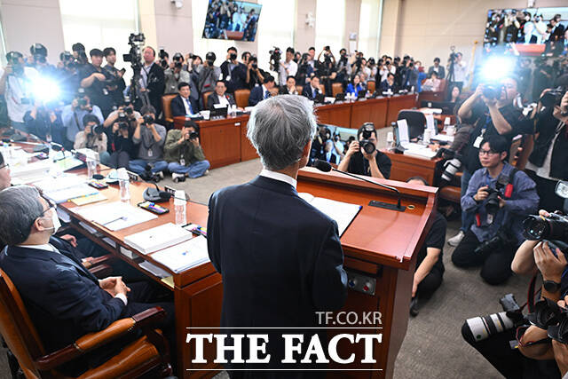 대법원 등에 대한 국정감사에 출석해 생각에 잠긴 조 대법원장(가운데).