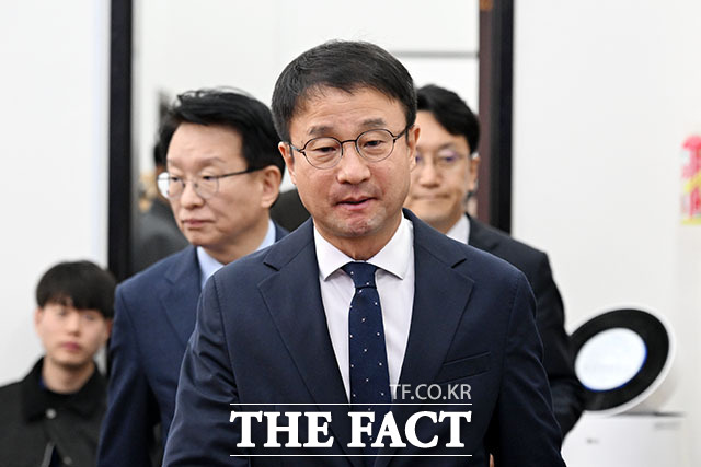 한병도 더불어민주당 원내대표(가운데)가 6일 오전 서울 여의도 국회에서 열린 국정감사 대책회의에서 발언을 하고 있다. /국회=서예원 기자