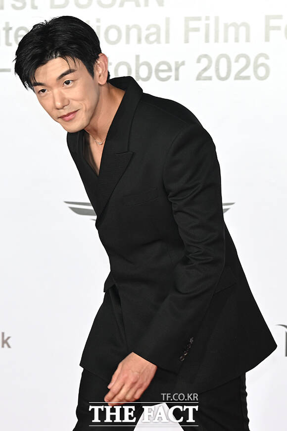 가수 에릭남이 6일 오후 부산 해운대구 영화의전당에서 열린 '제31회 부산국제영화제(BIFF)' 개막식에 참석해 레드카펫을 밟고 있다. /부산=김성렬 기자