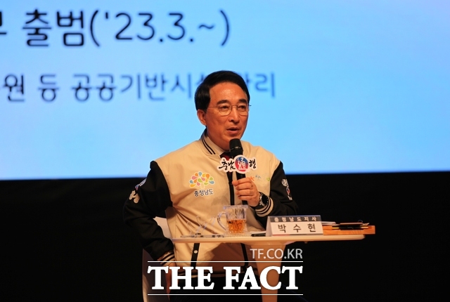 박수현 충남도지사가 6일 홍성군 홍주문화회관에서 열린 충남통행 도민과의 대화에서 지역 현안에 대한 질문에 답변하고 있다. /노경완 기자