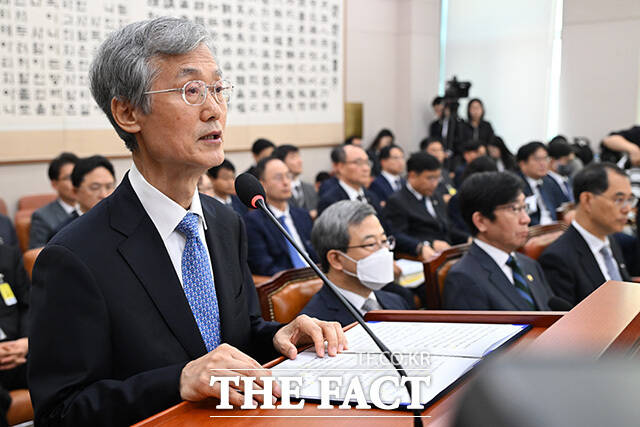 대법원 등에 대한 국정감사에 출석해 생각에 잠긴 조 대법원장(가운데).