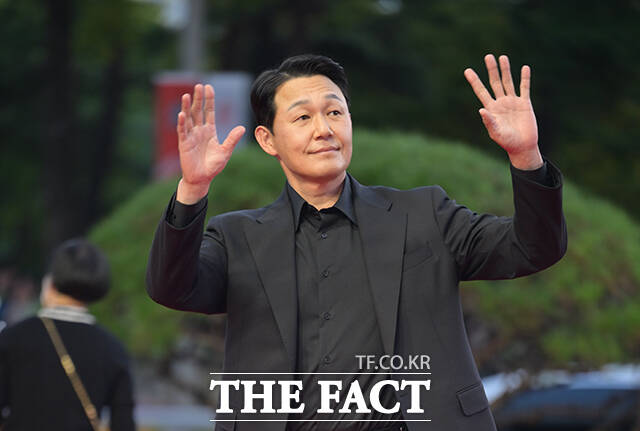 배우 박성웅이 6일 오후 부산 해운대구 영화의전당에서 열린 '제31회 부산국제영화제(BIFF)'에 참석해 레드카펫을 밟고 있다. /부산=박헌우 기자