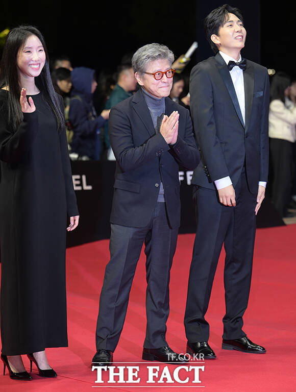 홍상수 감독의 신작 '눈 둘 데가 없네'의 배우 박미소와 권해효, 신석호(왼쪽부터)가 6일 오후 부산 해운대구 영화의전당에서 열린 '제31회 부산국제영화제(BIFF)'에 참석해 레드카펫을 밟고 있다. /부산=박헌우 기자