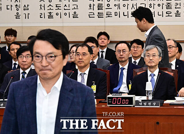 김의겸 법사위 여당 간사가 6일 오전 서울 여의도 국회 법제사법위원회에서 열린 대법원 등에 대한 국정감사에 참석해 기관증인들과 인사를 하던 중 조희대 대법원장을 지나치고 있다. /국회=배정한 기자